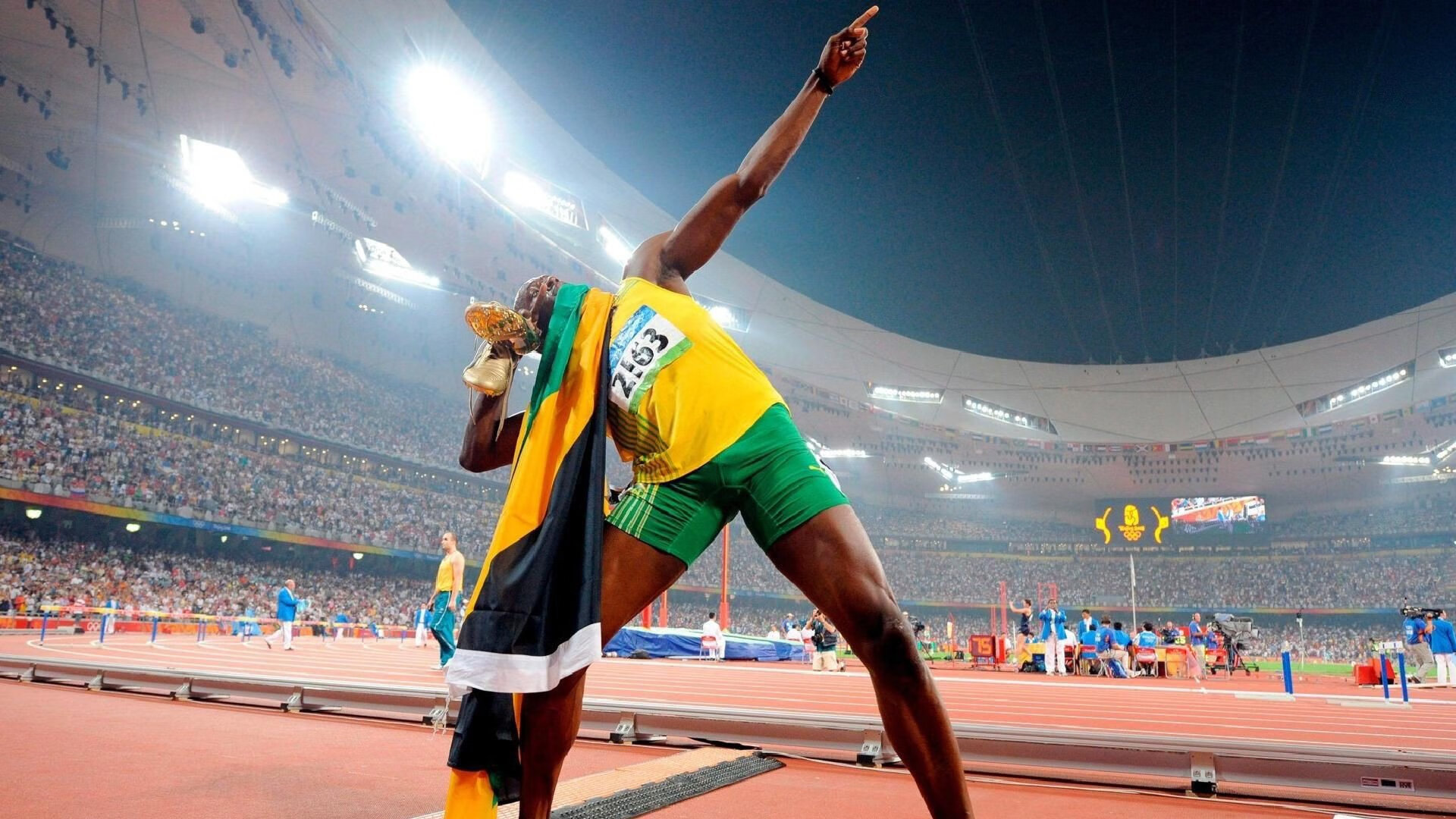 球员场上拼抢积极展现良好身体对抗能力与防守覆盖范围,积极拼抢前场篮板球是防守快攻的方法之一